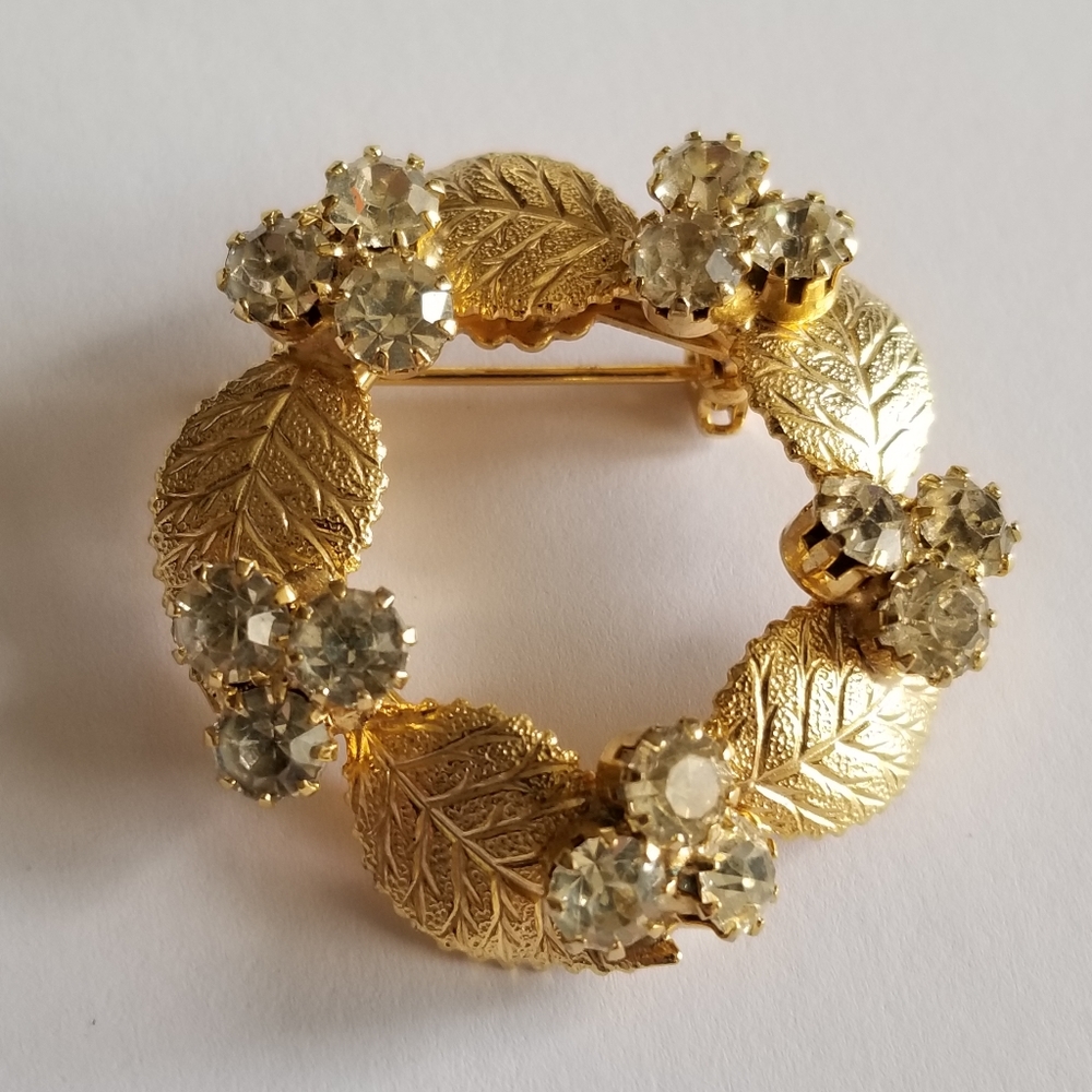 Vintage brooch leaves and clear rhinestones broach pin gold tone circle - Picture 3 of 8